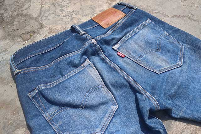 เฟดยีนส์ Levi's 501Ts ด้านหลัง